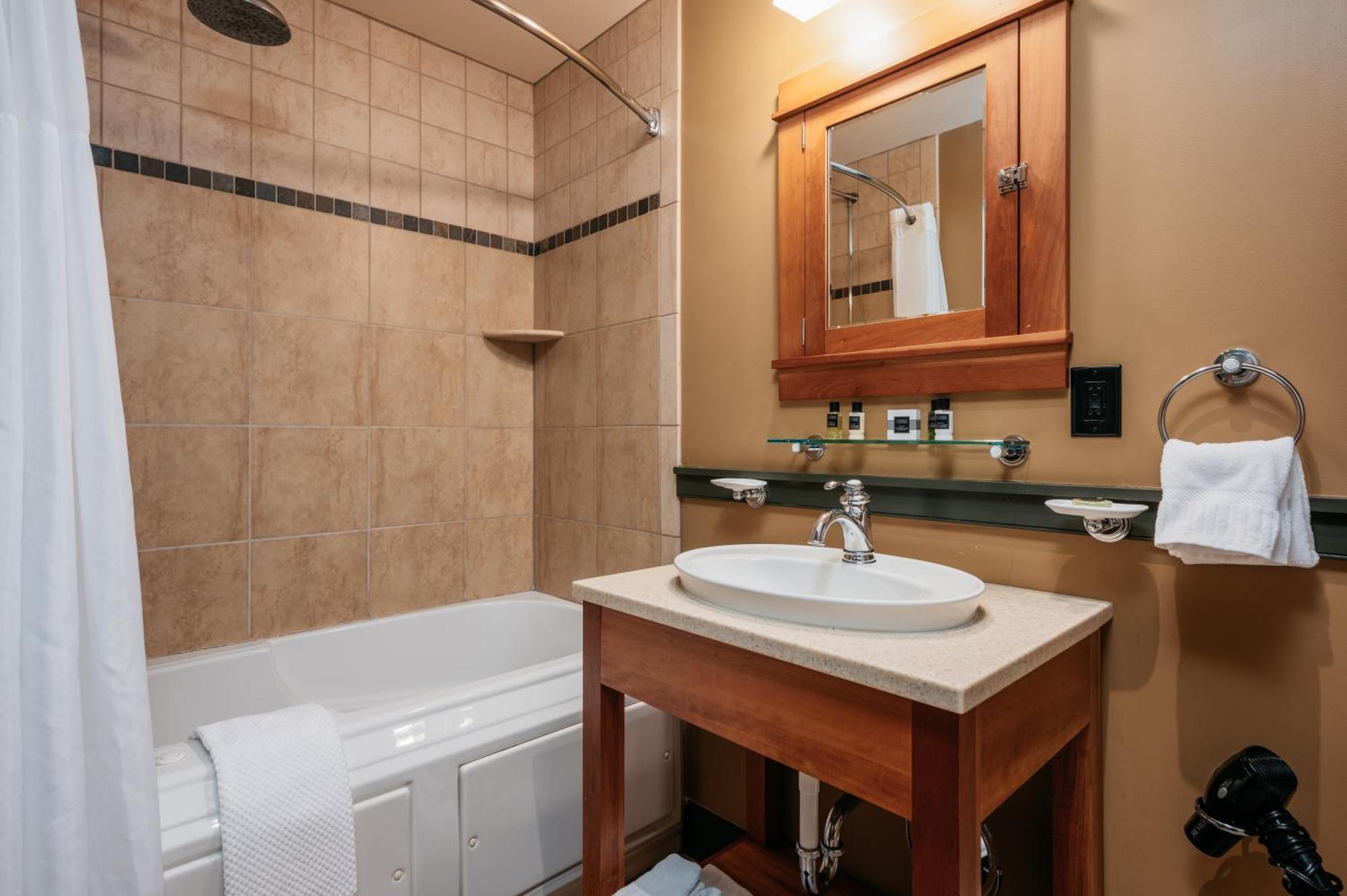 Tamarack Lodge Traverse City Phòng bức ảnh