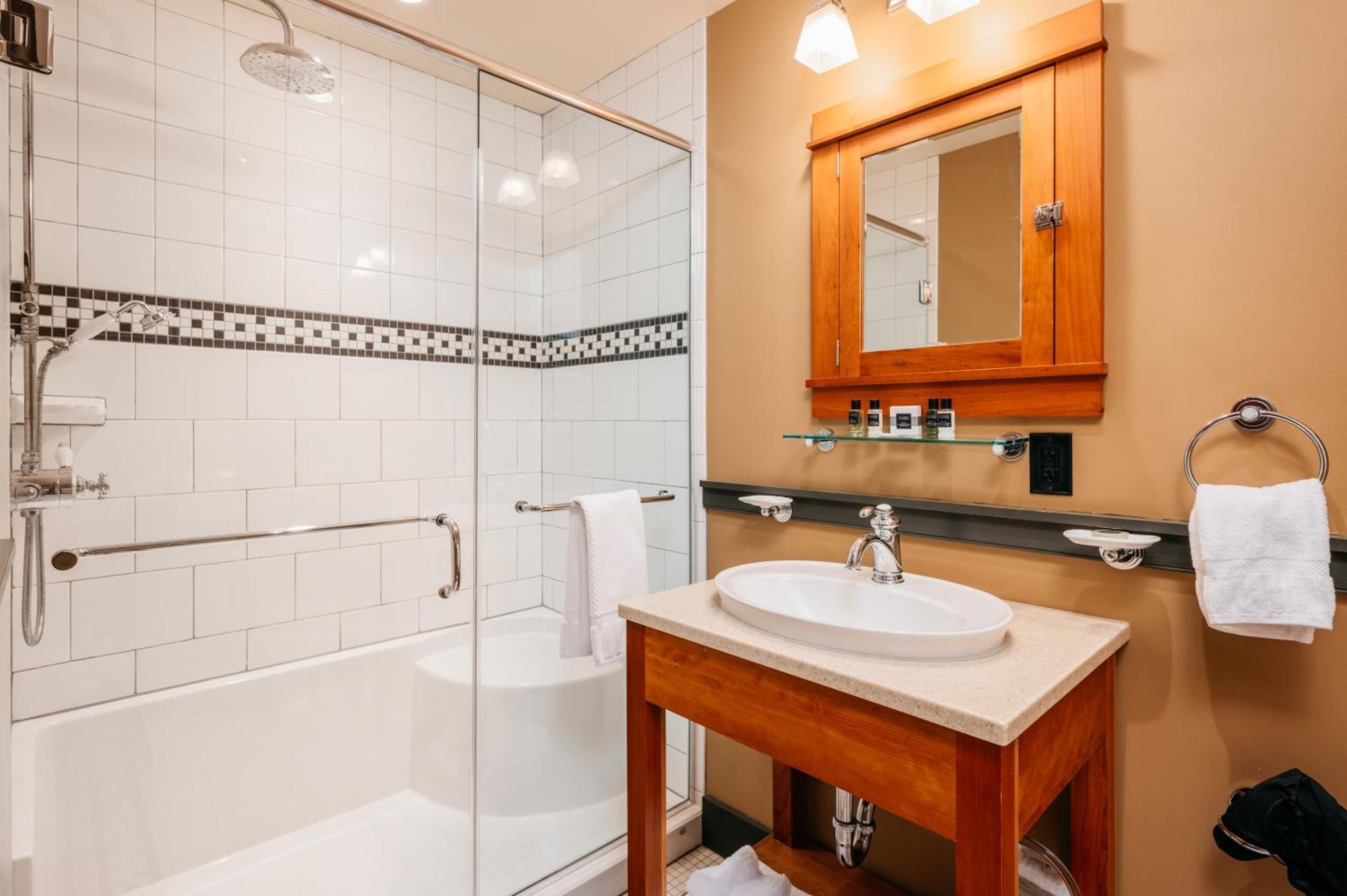 Tamarack Lodge Traverse City Phòng bức ảnh